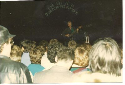 Bruce Cockburn uppträder i London 1986 eller 1987.